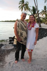  Susanna och Melvin efter en cermoni vid Place of refuge - Pu’uhonau o Honaunau National Historical Park